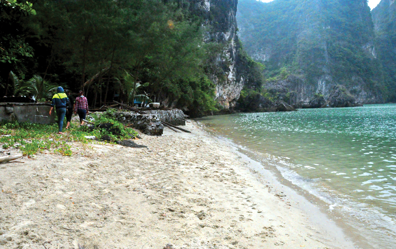 Bãi cát thoải sạch sẽ trước cửa động thích hợp để du khách đi dạo, thư giãn.