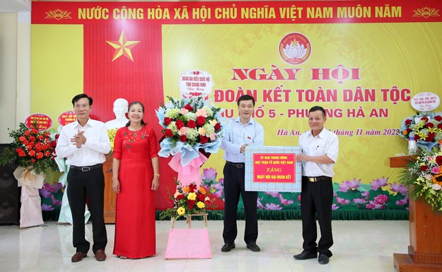 Chủ nhiệm Ủy ban Kinh tế của Quốc hội Vũ Hồng Thanh tặng hoa và quà chúc mừng Ngày hội Đại đoàn kết toàn dân tộc Khu phố 5 (phường Hà An, TX Quảng Yên, Quảng Ninh).