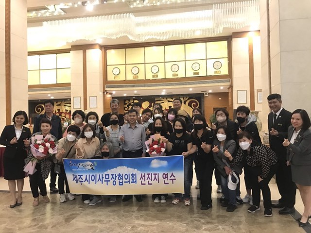 L&atilde;nh đạo Sở Du lịch ch&agrave;o mừng đo&agrave;n kh&aacute;ch H&agrave;n Quốc đầu ti&ecirc;n sau chuyến x&uacute;c tiến thị trường n&agrave;y đầu th&aacute;ng 11 vừa qua. Ảnh: QMG.