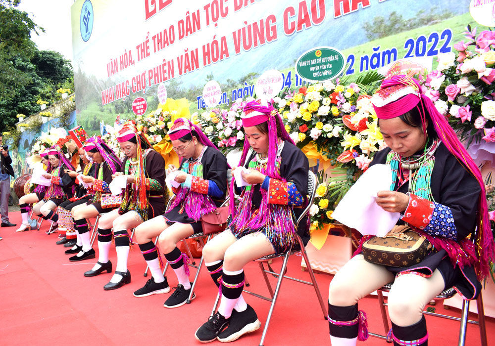 Chị em còn thể hiện sự khéo léo qua môn thi thêu thổ cẩm