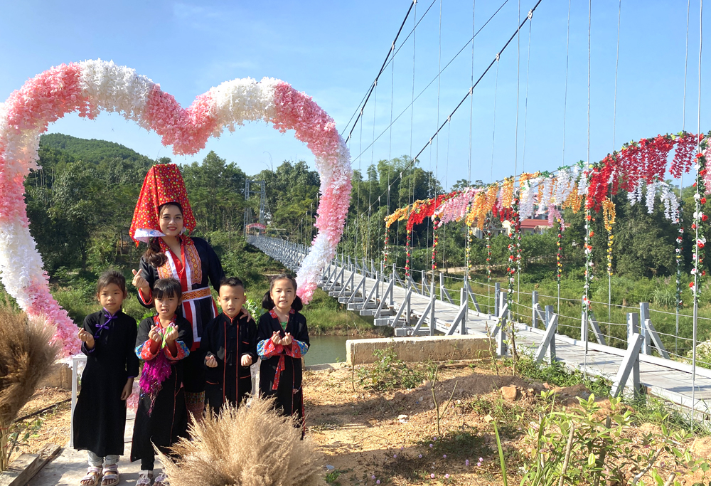 Du khách đến trải nghiệm check in trước Lễ hội tại cầu treo Khe Liềng