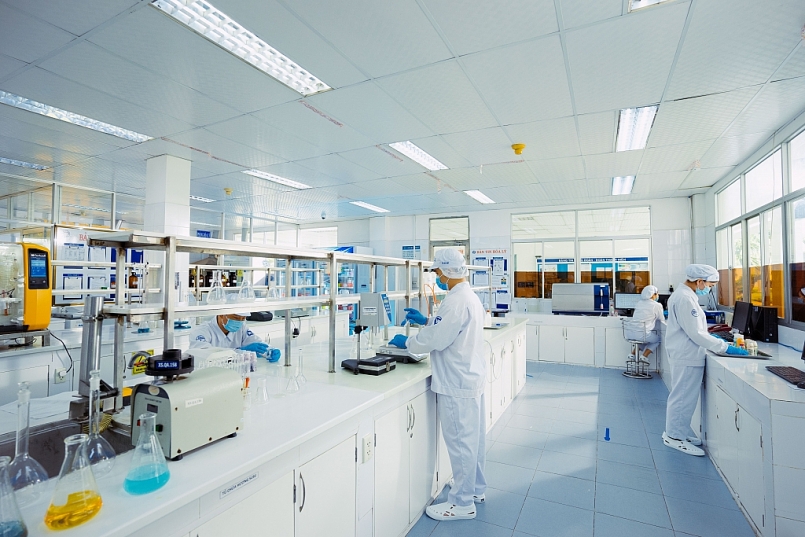 Vinamilk có thể sản xuất hơn 28 triệu hộp sữa nước mỗi ngày với 13 nhà máy hiện đại Vinamilk có thể sản xuất hơn 28 triệu hộp sữa nước mỗi ngày với 13 nhà máy hiện đại