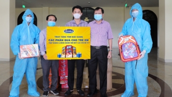 Vinamilk tặng 3.000 phần sữa và quà 1/6 cho các "anh hùng nhí" tại các khu cách ly