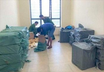 Bắt tài xế vận chuyển gần 2.000 gói thuốc lá không rõ nguồn gốc