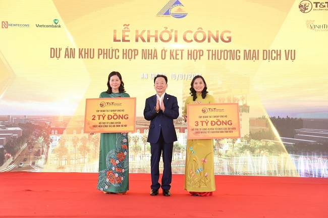 Ông Đỗ Quang Hiển, đại diện Tập đoàn T&T Group trao 5 tỷ đồng ủng hộ thành phố Long Xuyên thực hiện công tác an sinh xã hội và tổ chức các sự kiện chào mừng Tết nguyên đán Tân Sửu trên địa bàn thành phố. Ông Đỗ Quang Hiển, đại diện Tập đoàn T&T Group trao 5 tỷ đồng ủng hộ thành phố Long Xuyên thực hiện công tác an sinh xã hội và tổ chức các sự kiện chào mừng Tết nguyên đán Tân Sửu trên địa bàn thành phố.