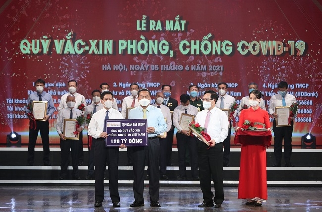 Đại diện Tập đoàn T&T Group trao tặng Quỹ Vaccine phòng COVID-19 120 tỷ đồng. Đại diện Tập đoàn T&T Group trao tặng Quỹ Vaccine phòng COVID-19 120 tỷ đồng.