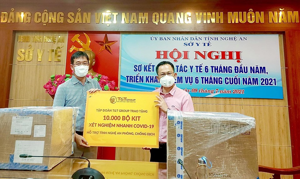 Đại diện Tập đoàn T&T Group trao tặng 10.000 bộ kit xét nghiệm nhanh COVID-19 hỗ trợ tỉnh Nghệ An phòng, chống dịch. Ảnh: T&T