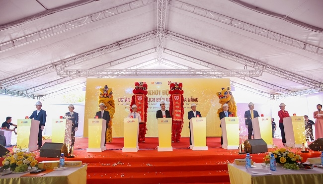 Đại diện chủ đầu tư và các đại biểu thực hiện nghi lễ khởi công dự án Khu du lịch biển DAP