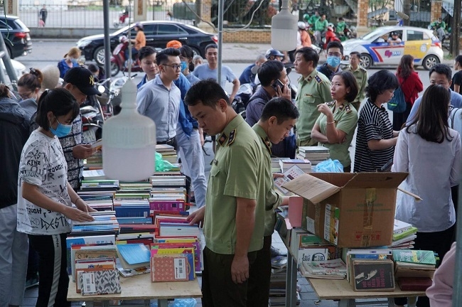 Quản lý thị trường tịch thu sách giả tại Hội sách Thăng Long