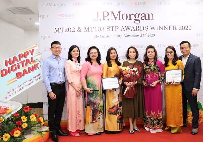 Đại diện lãnh đạo NH JP Morgan Chase N.A. Chi nhánh TP.HCM trao giải thưởng cho đại diện HDBank.