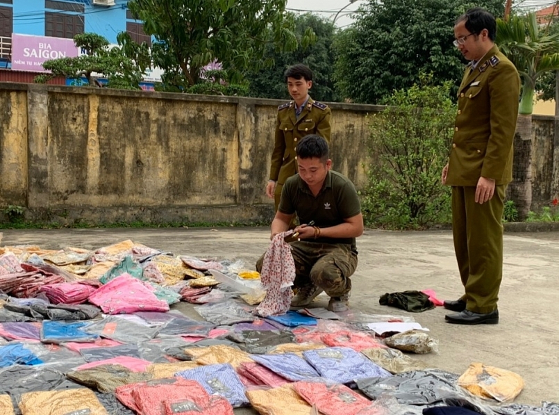  Buộc tiêu hủy hơn 500 sản phẩm quần áo giả mạo nhãn hiệu đồng thời buộc đình chỉ hoạt động kinh doanh hàng hóa trong 1 tháng. buộc tiêu hủy hơn 500 sản phẩm quần áo giả mạo nhãn hiệu đồng thời buộc đình chỉ hoạt động kinh doanh hàng hóa trong 1 tháng.