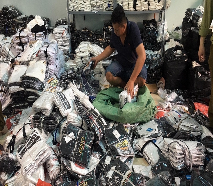 Chủ kho hàng đang tự sắp xếp hàng giả nhãn hiệu vào bao chứa khi được yêu cầu Chủ kho hàng đang tự sắp xếp hàng giả nhãn hiệu vào bao chứa khi được yêu cầu