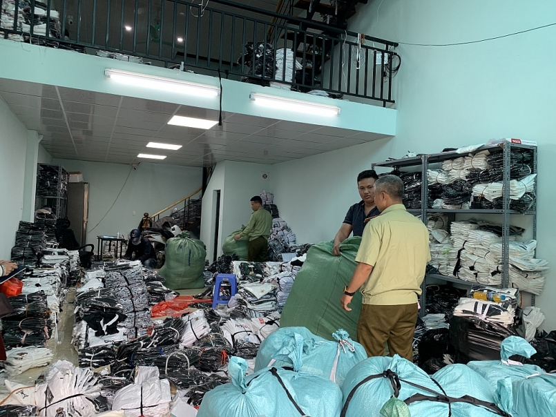 Căn nhà 3 tầng thuê lại để chứa trữ các sản phẩm là quần áo giả mạo các nhãn hiệu nổi tiếng như LV, Gucci, Nike, Burberry. Căn nhà 3 tầng thuê lại để chứa trữ các sản phẩm là quần áo giả mạo các nhãn hiệu nổi tiếng như LV, Gucci, Nike, Burberry.