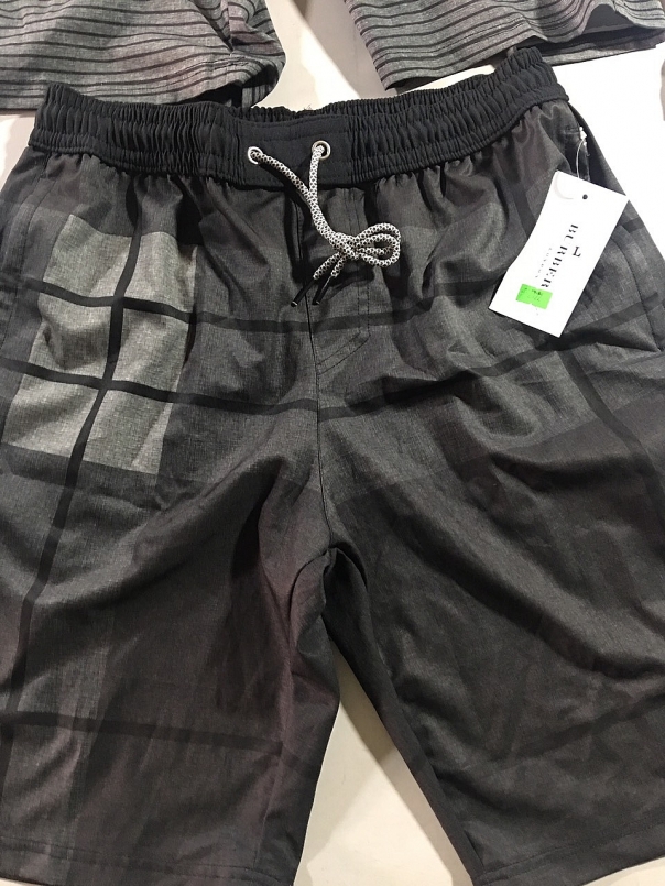 Hơn 5.000 thành phẩm là quần áo thời trang nam các loại có gắn nhãn mang thương hiệu Adidas, Nike, Lacoste, Burberry và hơn 4.000 nhãn rời mang nhãn hiệu Adidas, Nike, Burberry bị thu giữ