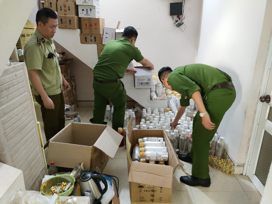 Bắt quả tang, thu giữ hàng trăm sản phẩm là mỹ phẩm, nước hoa các loại có dấu hiệu là hàng hoá nhập lậu tại một cơ sở kinh doanh đang livestream bán hàng trên mạng xã hội facebook thông qua tài khoản “dungvu”.