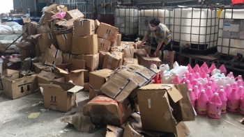 Tiếp tục bắt quả tang cơ sở sản xuất nước giặt giả mạo nhãn hiệu D-nee, Comfort