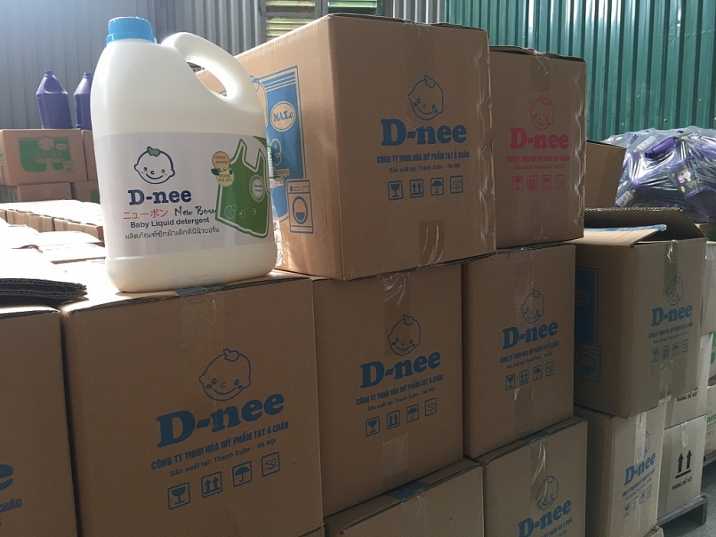 Bên trong xưởng sản xuất có rất nhiều vỏ can các nhãn hiệu có dấu hiệu đã qua sử dụng trong tình trạng thủng, méo cùng một lượng lớn vỏ can nhựa trắng trong tình trạng mới