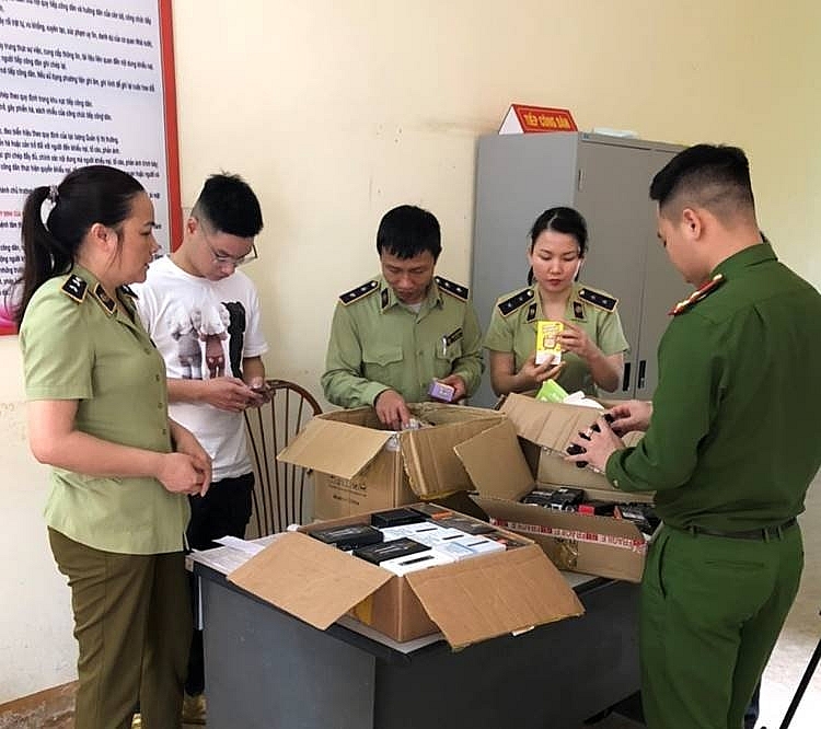 Cục Quản lý thị trường tỉnh Yên Bái phối hợp với Đội Cảnh sát kinh tế - Công an thành phố Yên Bái tiến hành kiểm tra địa điểm kinh doanh thuốc lá điện tử 