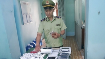 Tiền Giang: 02 cửa hàng điện thoại di động và phụ kiện có dấu hiệu kinh doanh hàng lậu