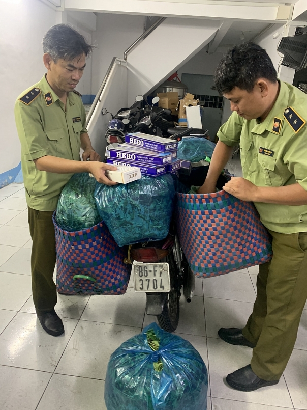 02 giỏ nhựa có cất giấu 1.320 bao thuốc lá điếu nhập lậu (hàng cấm) gồm: 270 bao hiệu Jet và 1.050 bao hiệu Hero