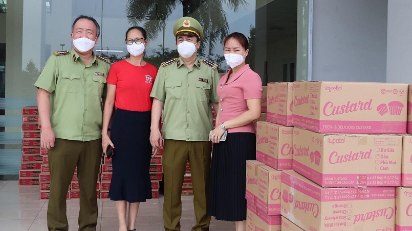 Lãnh đạo Tổng cục kiểm tra hàng hóa chuẩn bị bước vào  trao cho Đại diện ban ngành MTTQ Bắc Giang