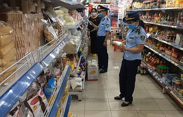 Từng chủng loại hàng hóa bày bán đều bị kiểm tra chi tiết