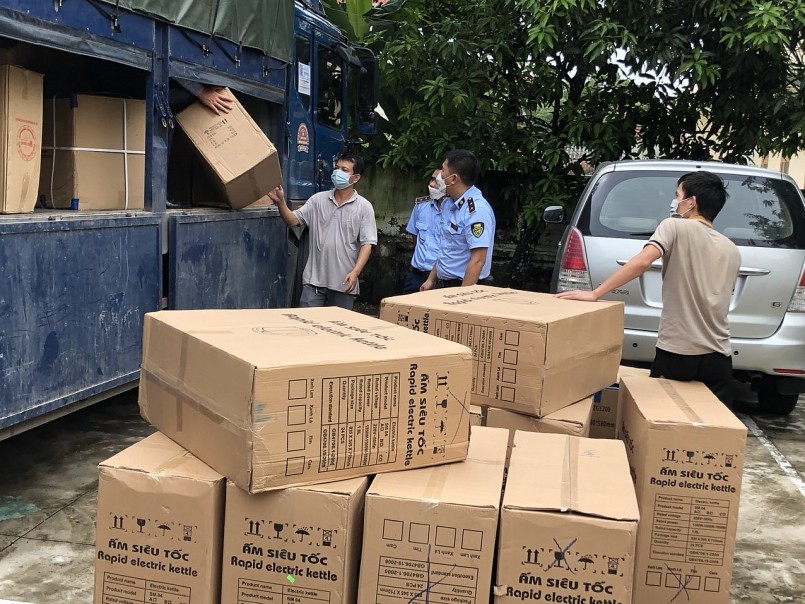 Háng hóa vi phạm bị buộc đưa xuống xe kiểm đếm làm căn cứ xử lý