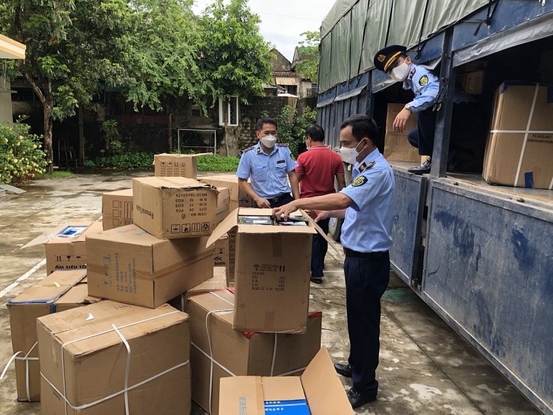 Kiểm tra xe tải mang biển kiểm soát 37C-325.43 do ông Phan Việt Quân vận chuyển hàng vi phạm