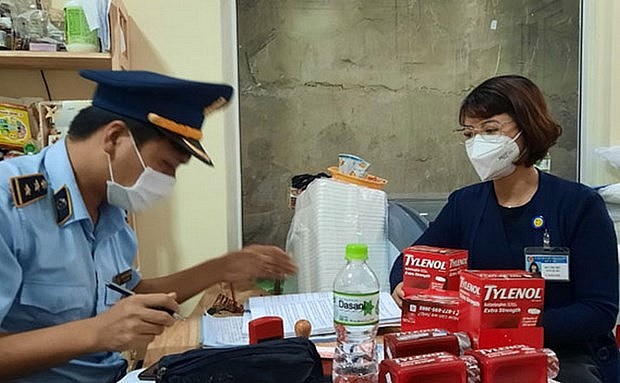 Đội Quản lý thị trường số 5 phát hiện tài khoản mạng xã hội rao bán mặt hàng test nhanh COVID-19 nhãn hiệu Humasis và thuốc giảm đau, hạ sốt nhãn hiệu Tylenol Extra Strength