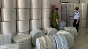 Bản tin hàng giả hàng nhái: Tịch thu 4 tấn vải không dệt nhập lậu dùng để may khẩu trang