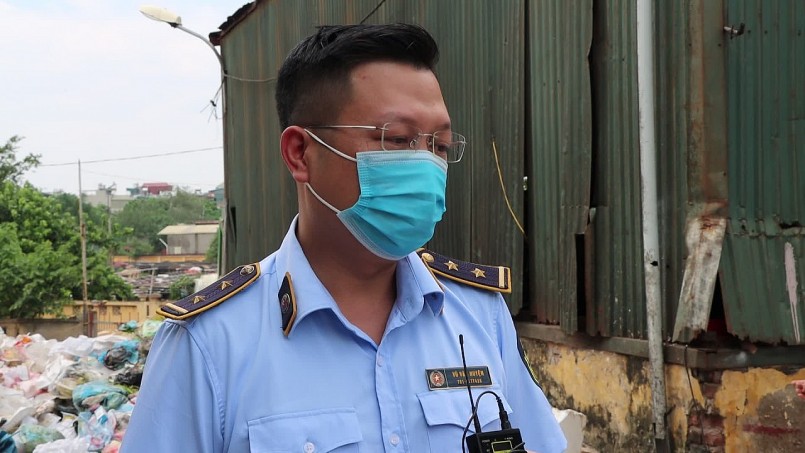 Ông Vũ Văn Huyện - Phó đội trưởng Đội QLTT số 5 - Cục QLTT Hà Nội trả lời và đưa ra cảnh báo, nhận định trước báo chí