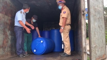 Bản tin hàng giả, hàng nhái: Phát hiện 4 tấn dầu nhờn không có nhãn tại chốt Tiền Giang