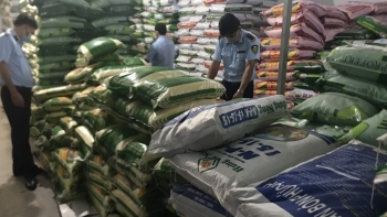 Bản tin hàng giả, hàng nhái: Tịch thu 335 bao phân bón hết hạn sử dụng và vi phạm nhãn tại Vĩnh Long