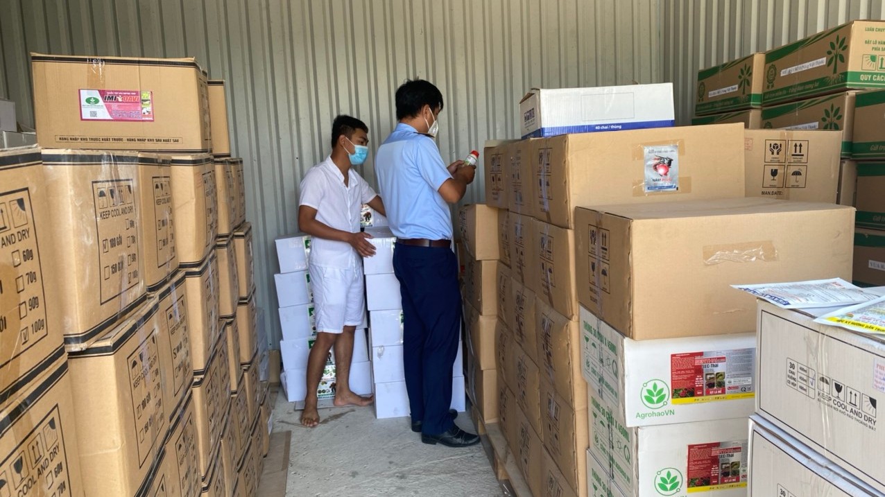 Tạm giữ thuốc bảo vệ thực vật có dấu hiệu giả mạo tại Tiền Giang