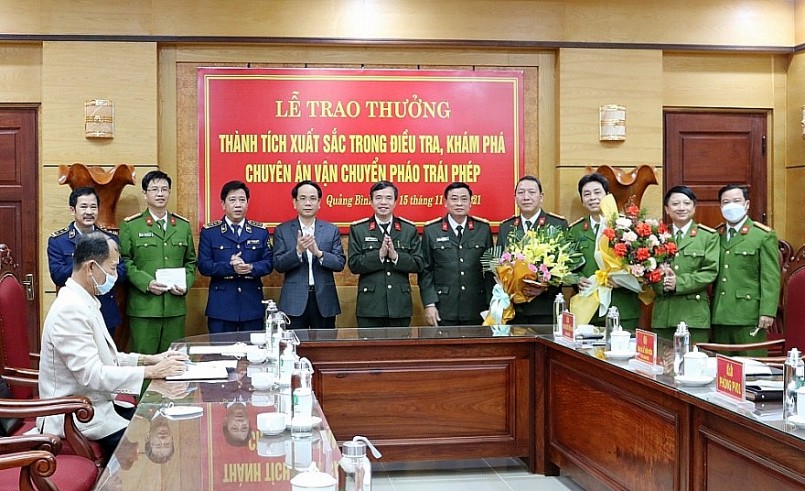 Đại diện các lực lượng phá án được tuyên dương khen thưởng trọng thể