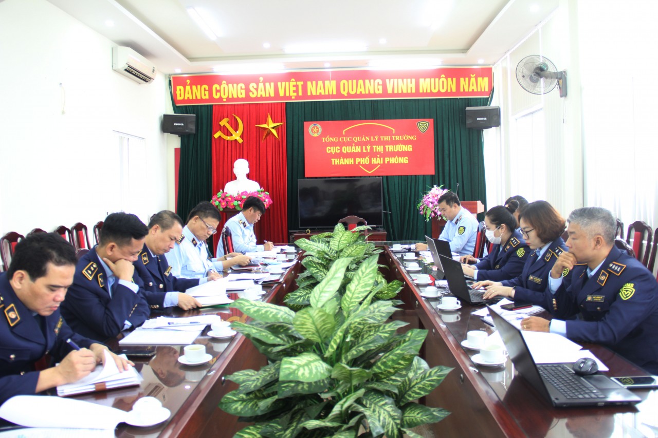 Đoàn công tác từ Tổng cục QLTT đang làm việc với Cục QLTT Hải Phòng tại trụ sở của Cục