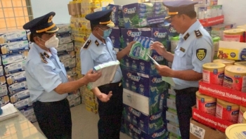 Tạm giữ gần 1.000 hộp sữa Ensure, Similac, Enfagrow nghi nhập lậu