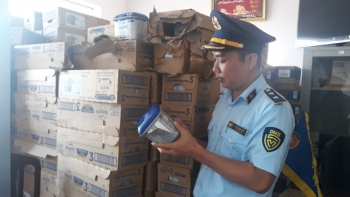 Long An tạm giữ 2.400 hộp sữa Ensure Gold nghi nhập lậu
