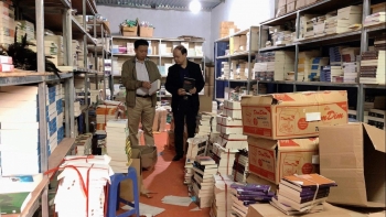 Thu giữ hàng chục tấn sách nghi in lậu tại Hà Nội