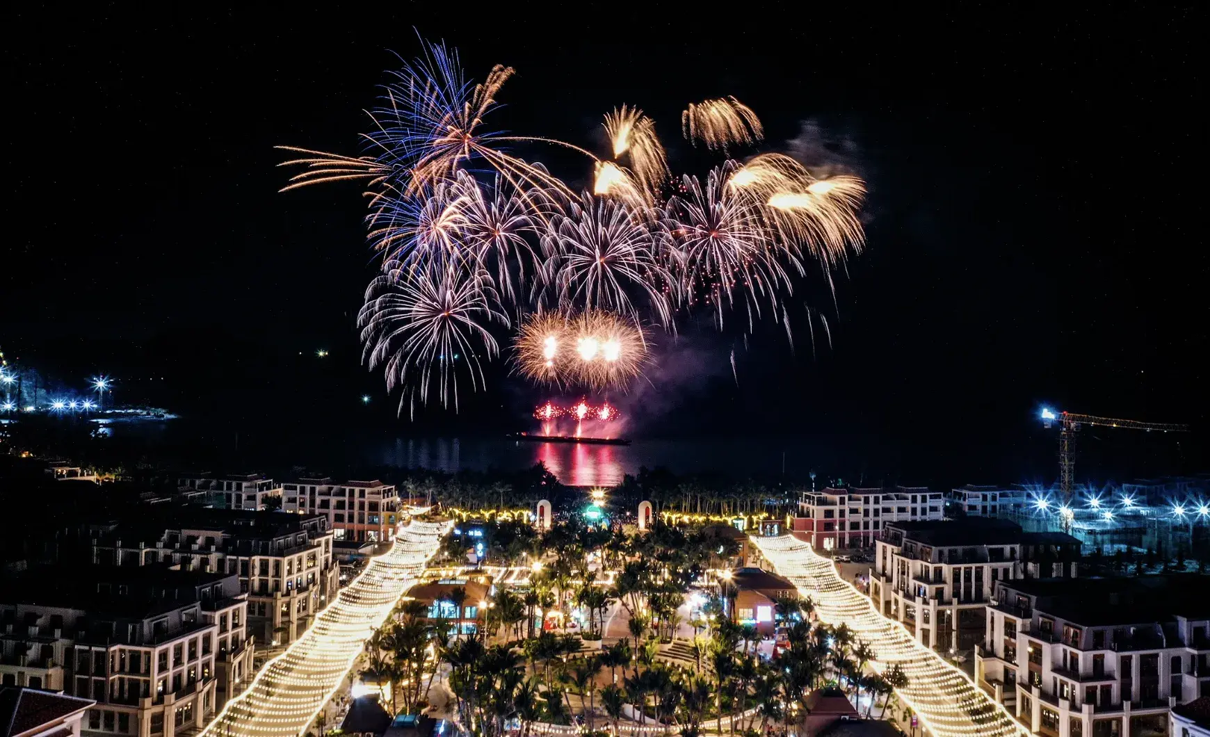 Cát Bà đón dòng khách lớn đêm khai trương VUI-Fest, vịnh trung tâm bùng nổ không khí lễ hội