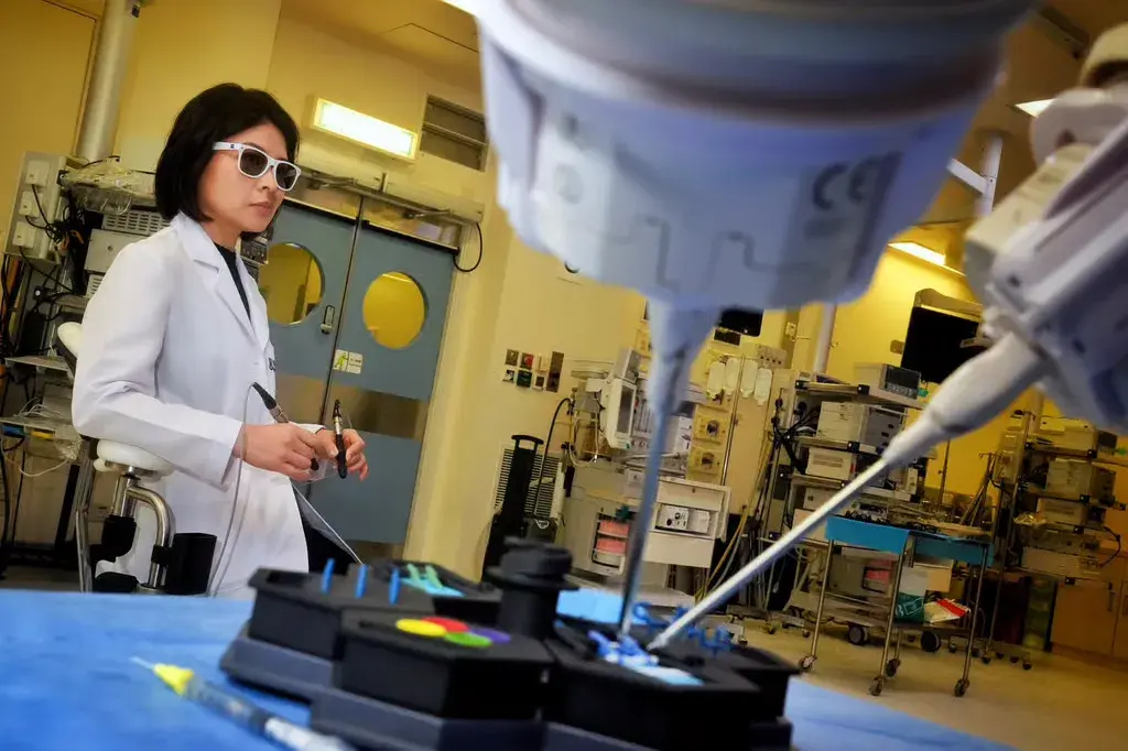 Lần đầu tiên trong lịch sử y học: Láng giềng Việt Nam sử dụng robot hỗ trợ bác sĩ thực hiện thành công ca vi phẫu ghép gan trên người