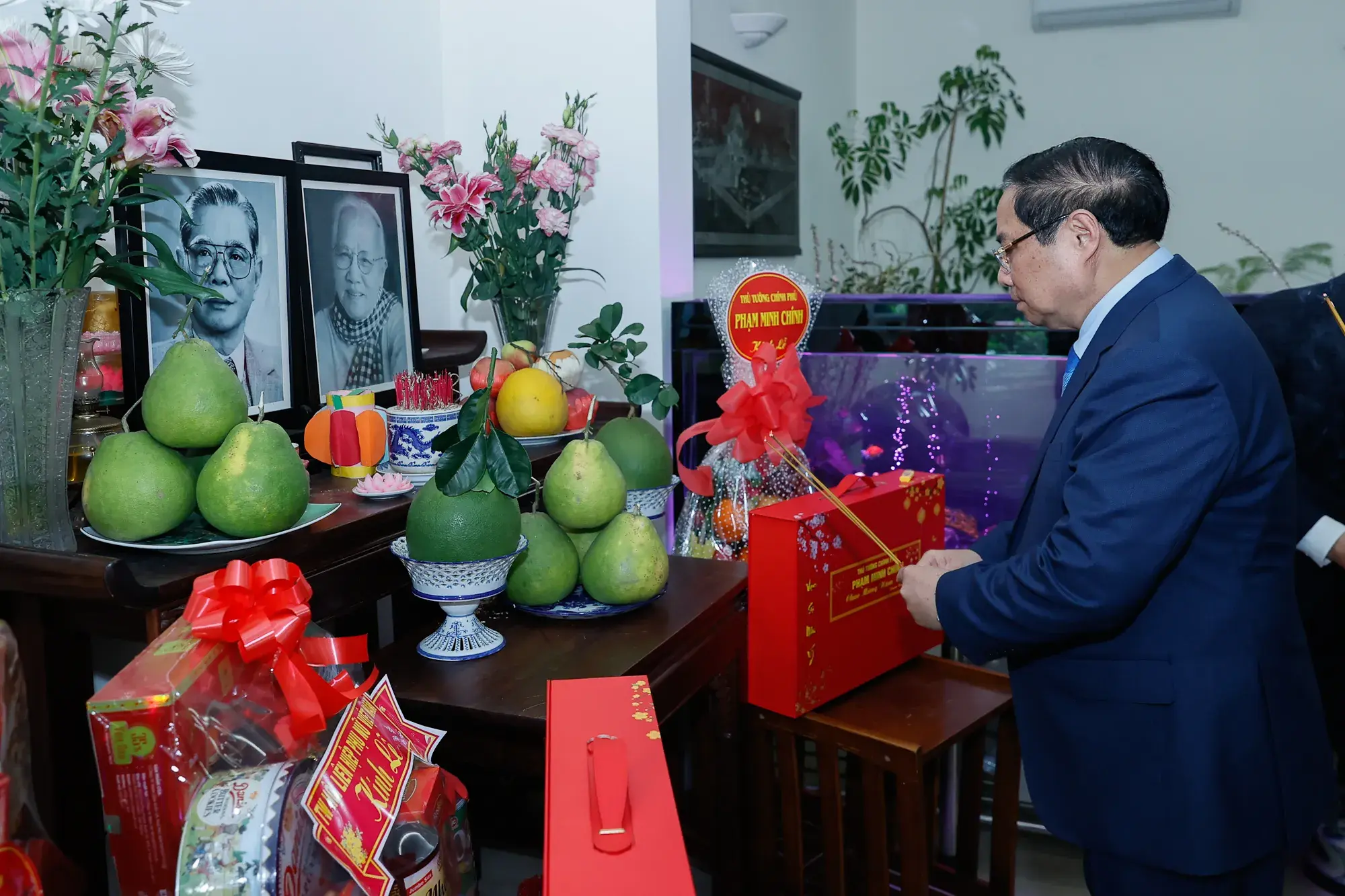 Thủ tướng Phạm Minh Chính dâng hương các cố lãnh đạo Đảng, Nhà nước và thăm, chúc Tết nguyên lãnh đạo Đảng, Nhà nước