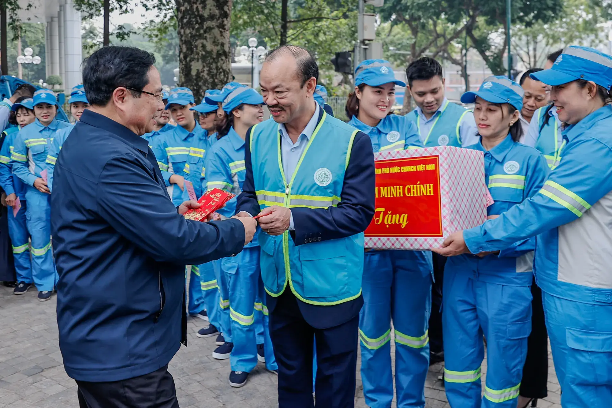 Thủ tướng Phạm Minh Chính cảm ơn, tặng quà công nhân vệ sinh môi trường tại Thủ đô Thủ tướng Phạm Minh Chính cảm ơn, tặng quà công nhân vệ sinh môi trường tại Thủ đô