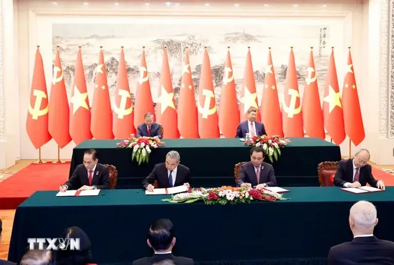 Việt – Trung ký 32 văn kiện: Mở rộng chuỗi cung ứng, thúc đẩy kết nối thị trường song phương