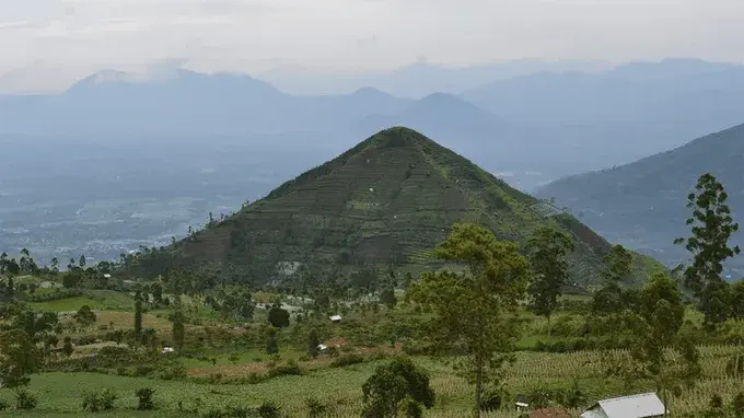 Đông Nam Á sở hữu kim tự tháp từng được cho là cổ nhất hành tinh, nằm ở độ cao 885m, nay trở thành địa điểm khảo cổ nổi tiếng Đông Nam Á sở hữu kim tự tháp từng được cho là cổ nhất hành tinh, nằm ở độ cao 885m, nay trở thành địa điểm khảo cổ nổi tiếng