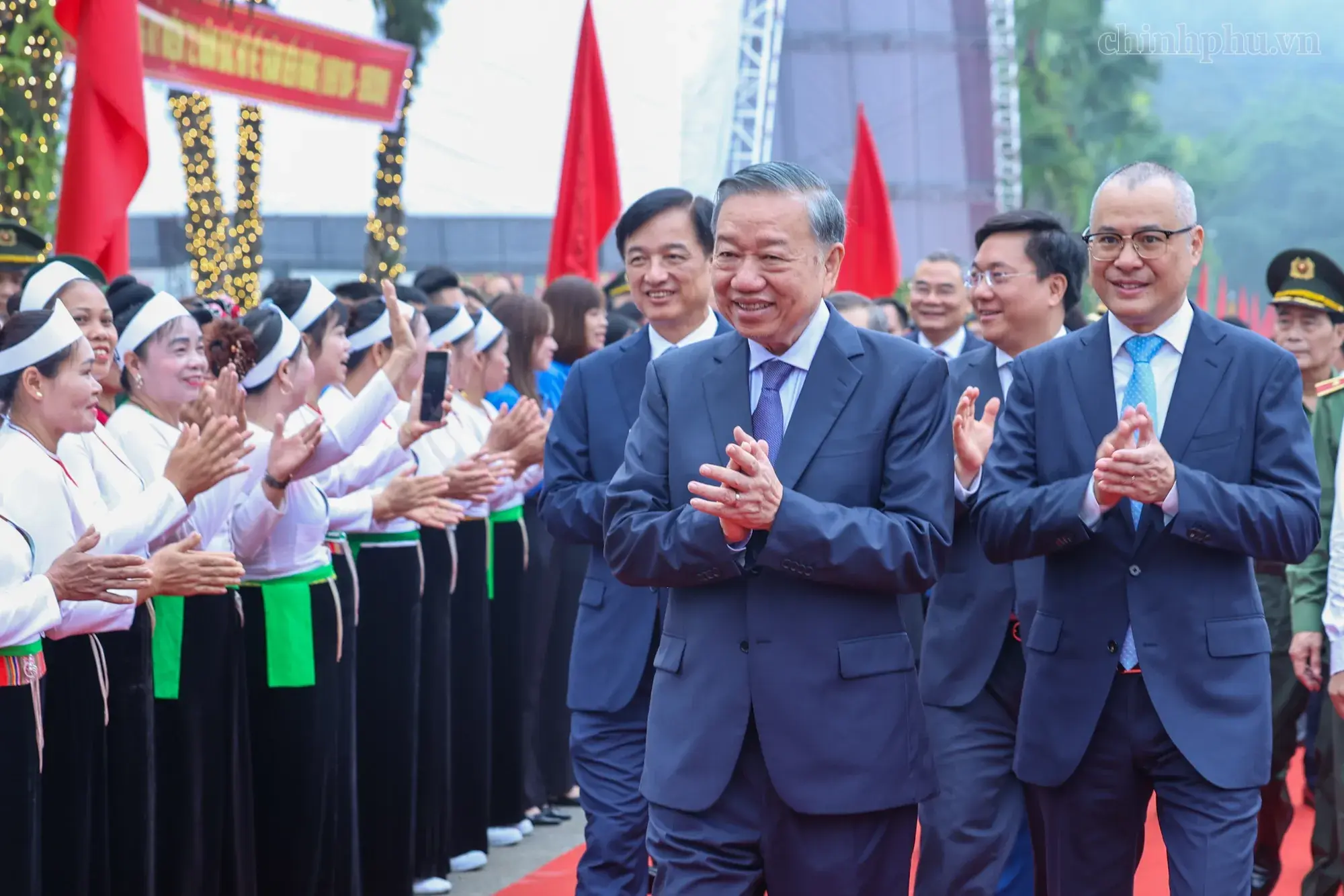 Khánh thành Tượng đài "Bác Hồ với ngày hội non sông" tại Đền Hùng Khánh thành Tượng đài "Bác Hồ với ngày hội non sông" tại Đền Hùng