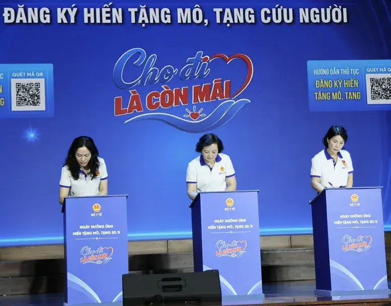 Phó Thủ tướng Phạm Thị Thanh Trà trực tiếp viết đơn đăng ký hiến tạng Phó Thủ tướng Phạm Thị Thanh Trà trực tiếp viết đơn đăng ký hiến tạng