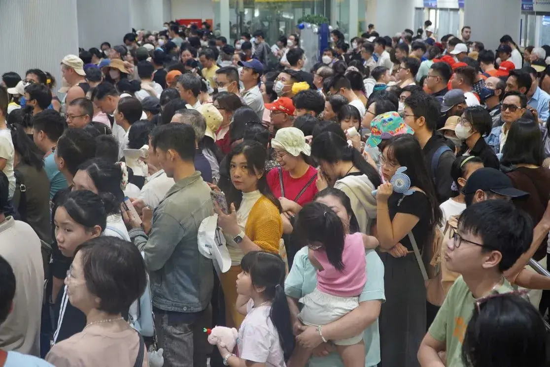 Hình ảnh hàng trăm người chờ trước cửa để lên tàu. 