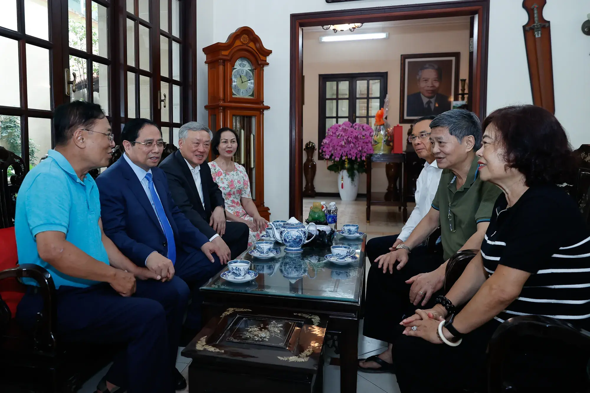 Thủ tướng Phạm Minh Chính dâng hương các cố lãnh đạo Đảng, Nhà nước và thăm, chúc Tết nguyên lãnh đạo Đảng, Nhà nước- Ảnh 4.