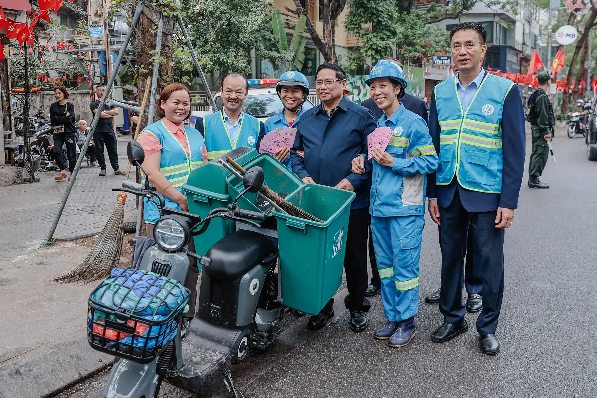 Thủ tướng Phạm Minh Chính cảm ơn, tặng quà công nhân vệ sinh môi trường tại Thủ đô- Ảnh 5.